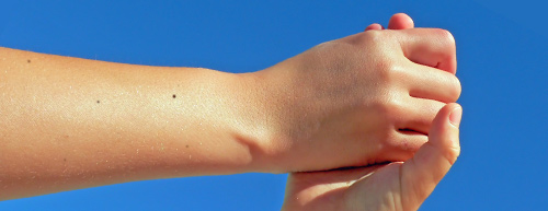 Mais de 11 pintas no braço pode ser risco de melanoma