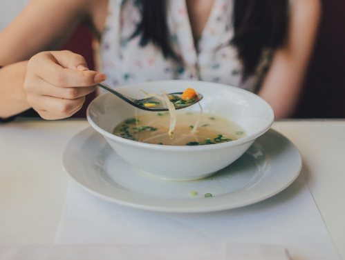 Comer rápido demais traz risco à saúde
