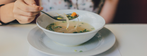 Comer rápido demais traz risco à saúde