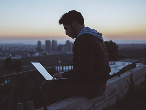 Homem que vê muita tevê  tem mais risco de câncer de intestino 