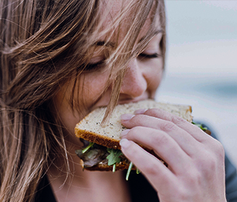 Comer devagar ajuda mesmo a perder peso!